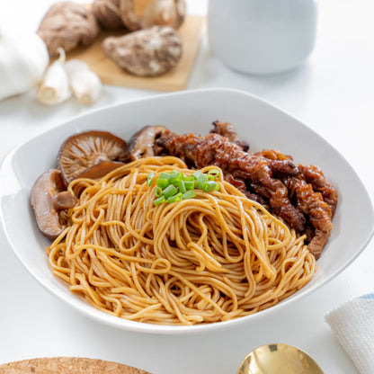 冬菇鸡脚云吞面 Braised Mushroom Chicken Feet Instant Wantan Mee